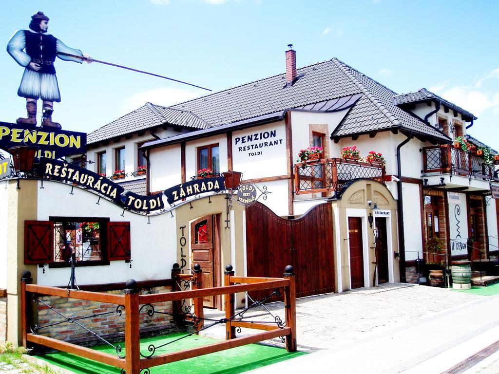 Penzion A Restauracia Toldi Galanta Exterior foto