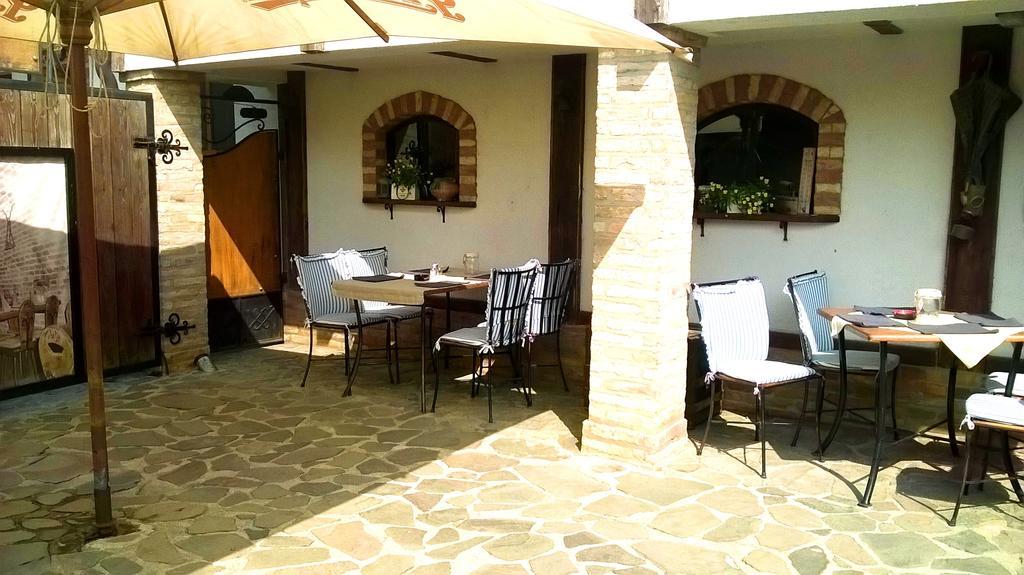 Penzion A Restauracia Toldi Galanta Exterior foto